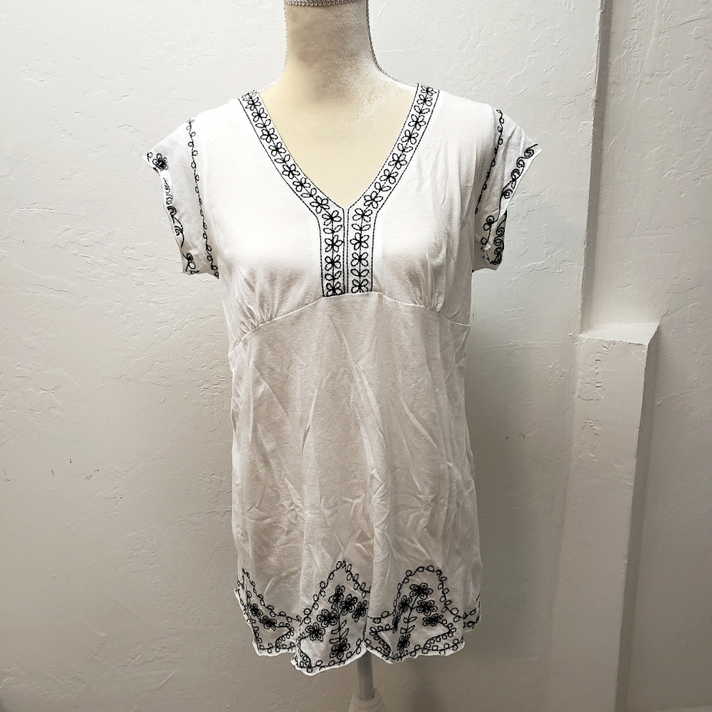 BCBG Maxazria v neck top with black embroidery